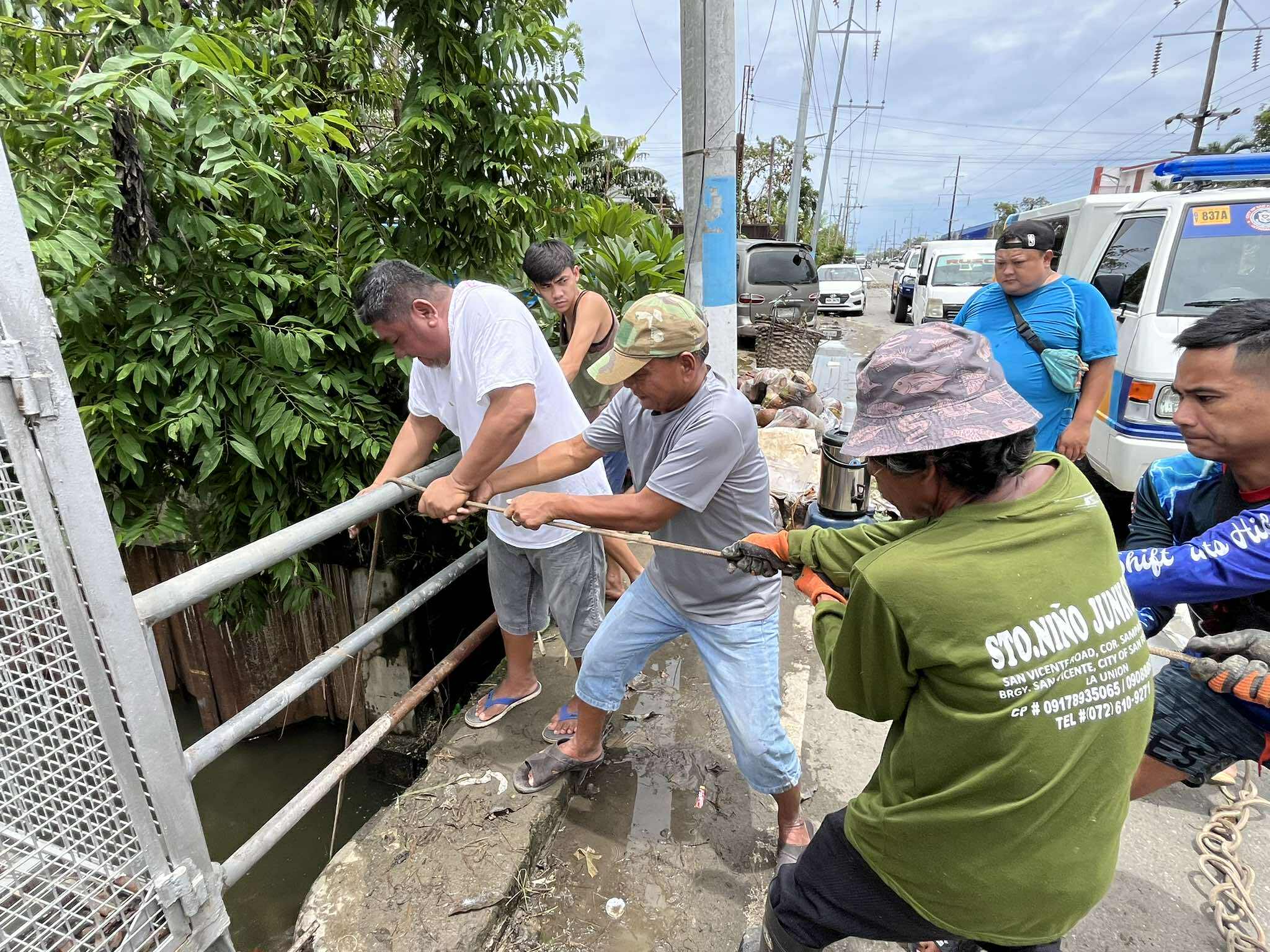 CDRRMO AT BARANGAY OFFICIALS, NAGKAISA SA CLEARING OPERATION SA DALUYAN NG TUBIG